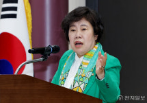 [포토] 종교단체 강제 해산법 저지 긴급세미나 축사하는 국민의힘 조배숙 의원