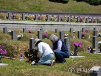 [포토] 46년이 지나도 여기 온다… 오월 햇살 아래 다시 찾은 묘역