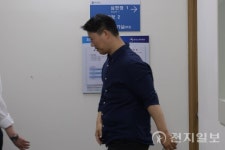 [포토] 노조 조끼 벗은 최승호 노조위원장
