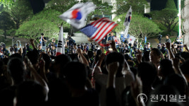 [포토] '투표용지 사태' 중앙선관위로 끝없이 몰려드는 청년들