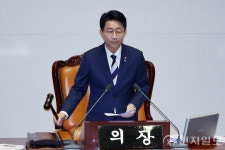 [포토] 국회 본회의 주재하는 조정식 신임 국회의장