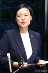 [포토] '인사청문회 준비' 첫 출근하는 한성숙 총리 후보자
