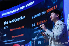 [포토] 신뢰 가능한 AI 설계와 산업화 발제하는 리하오난 시멍 테크놀로지 CEO