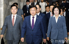 [포토] 원내대책회의 참석하는 정점식