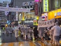[전국 참정권 집회] 폭우 속에도 멈추지 않은 행진… 여수서 참정권 보장 촉구 집회
