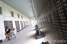 [포토 종합] 6.25 전쟁 76주년 참전용사 추모비 둘러보는 발길