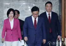 [포토] 원내대책회의 참석하는 정점식