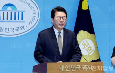 [포토] 신동욱, 김용범 정책실장 사퇴 촉구 기자회견