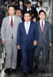 [포토] 원내대책회의 참석하는 정점식