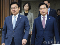 [포토] 원내대책회의 참석하는 정점식