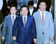 [포토] 원내대책회의 참석하는 정점식 원내대표