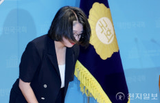 [포토] '장관 후보직 사퇴' 고개 숙인 용혜인