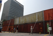 경찰, 세종로 컨테이너 박스에 윤활유 칠