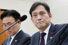 계엄사 ,방통위에 연락관 파견 요청...김태규 '사과 거부'