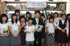 애장 도서를 학교 도서관에 기증한 교장 선생님