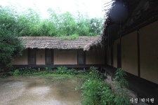 어느 여름날, 초가집 쪽마루에 누워