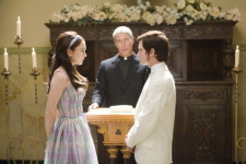 ‘바비’서 위장결혼 결심한 린제이 로한-일라이저 우드