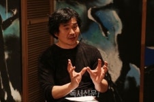 [인터뷰] 광대의 삶 혹은 광대의 숙명을 이야기하는 마을… 음악극 클라운타운 이용주 연출가