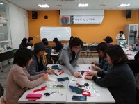 [포토] 상계문화도서관, 부모의 부모들을 위한 카네이션 브로치 만들기 진행