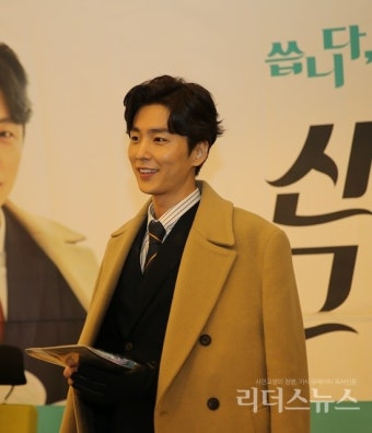 [포토] 『씁니다, 우주일지』 저자 신동욱, 23일 종로서적서 프리허그 이벤트