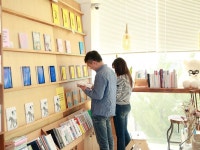 유희경 시인의 서점 위트앤시니컬, 수만 가지 사람 결처럼 시의 색도 1만 가지