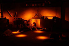 영문도 모른채 밀실에 갇힌 세남녀의 이야기 연극 술래잡기