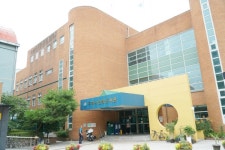 구리시 인창도서관 김영미 관장 도서관이 오갈 데 없는 사람들의 안식처가 되었으면 하죠