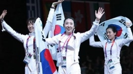 신아람 "이번엔 진짜 은메달!"...한국 펜싱 여자 에페 단체전 준우승