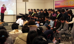 인천 온누리비전교회, 새신자들의 발을 씻기다