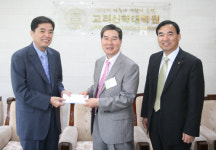 수원시민교회, 고려신학대학원 교수연수회 명목의 후원금 전달