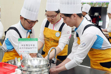 장애인들 정성들여 만든 오징어 요리 ‘맛 좀 볼까’