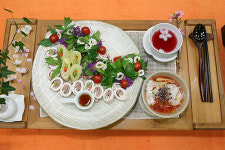 장애인들 정성들여 만든 오징어 요리 ‘맛 좀 볼까’