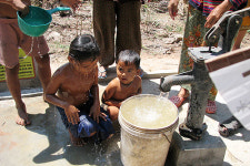 극단 ‘모시는 사람들’의 우물파기 기부 10회째 맞아