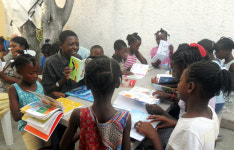 아이티 찾아간 뽀로로 이동도서관