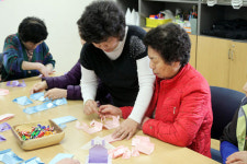 분당우리복지재단, 치매 예방 위한 공작교실 열어