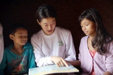 네팔 빈민촌 찾은 배우 예지원