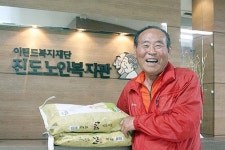 바닷가 버려진 병 주워 이웃에 쌀 기부한 70대 화제