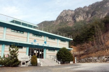 서대산추모공원, 본지에 봉안증 100기 기증