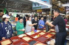 여의도순복음 성도 600여 명, 안산시 보성재래종합시장 방문