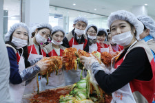월드휴먼브리지, 소외계층에게 김치 15,000여 포기 나눈다