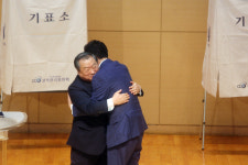 엄기호-서대천 목사의 포옹
