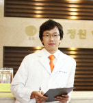 온 몸에 쏟아지는 땀! 더 늦기 전에 다한증 치료 결심해야