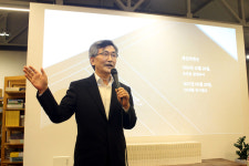 100주년기념교회 퇴임 이재철 목사가 7개월 앞당겨 은퇴한 이유