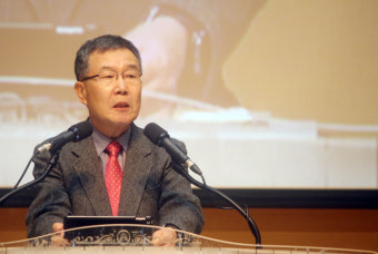 폐암 발병 김동호 목사 “아프니까… 성경 잘 보여”