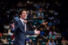 “카니예 웨스트, 조엘 오스틴 목사 교회 예배 참석 예정”