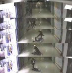 부산 덕천지하상가 폭행 사건 CCTV 동영상 파문… 영상 보니 여성 기절 뒤 사커킥, 스마트폰으로 머리 가격