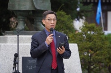 새로 찾아낸 ‘이승만 희귀 사진들’… “누가 나라 구했는지 알리고파”