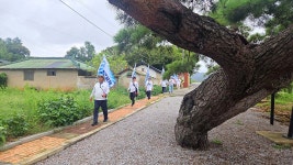 갑작스러운 소나기로, 국토순례 행진에 어려움 겪다