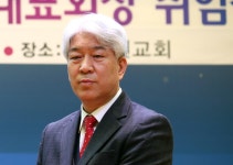 ‘폭언 논란’ 김문훈 목사, 포도원교회 담임직까지 전격 사임