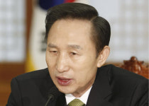 이명박, 외국기업도 핫라인 사용케 할 것